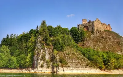 Zamek na skale nad zieloną wodą, malowniczy widok na zalew czorsztyński.