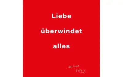 Rode achtergrond met witte tekst: "Liebe überwindet alles". Een boodschap dat liefde overwint alles, met een kleine handgeschreven tekst en logo rechtsonder.