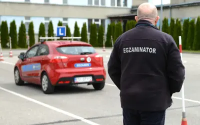 Egzaminator obserwuje czerwony samochód z literą "L" na dachu. Czy można wybrać egzaminatora na prawo jazdy?