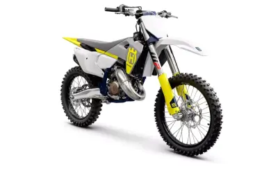 Motocykl crossowy Husqvarna TC 125 z żółtymi elementami na białym tle.
