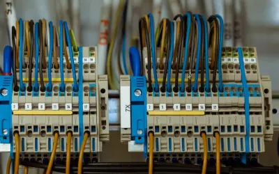 Zasilanie placu budowy z przyłącza docelowego. Widać tu szczegół instalacji elektrycznej z wieloma przewodami w różnych kolorach podłączonymi do listew zaciskowych.