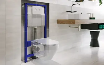 Niebieski stelaż WC podtynkowy z ukrytą spłuczką i przyciskiem, gotowy do montażu wiszącej miski WC w nowoczesnej łazience.