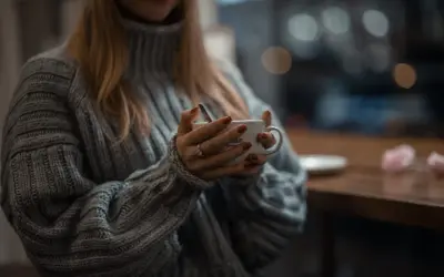 Ciepły, gruby sweter z golfem otula ramiona. Dłonie z rudym lakierem trzymają kubek z kawą. Jak sprawić, by wełna nie gryzła?