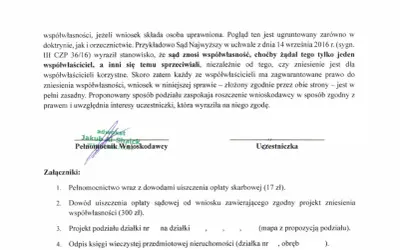Dokument dotyczy wydzielenia działki ze współwłasności. Zawiera podpisy pełnomocnika wnioskodawcy i uczestniczki, a także listę załączników.