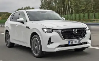 Biała Mazda CX-60 na drodze. Sprawdź atrakcyjną mazda cx 60 cena i wybierz swój wymarzony SUV.