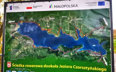 Mapa ścieżki rowerowej dookoła Jeziora Czorsztyńskiego. Trasa biegnie brzegami jeziora, oferując piękne widoki i atrakcje turystyczne.