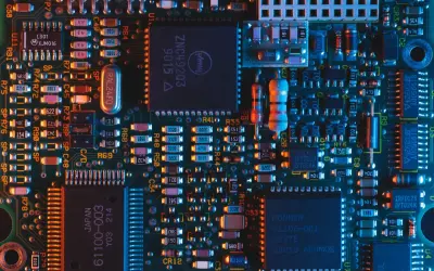 Płytka drukowana z licznymi elementami elektronicznymi, w tym układami scalonymi i rezystorami. Wśród nich można dostrzec oznaczenia sugerujące zastosowanie technologii chłodzenia, jak ogniwo Peltiera.