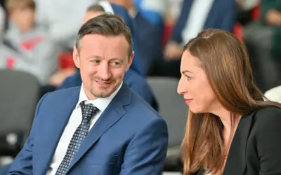 Justyna Kowalczyk i Maciej Kurzajewski, których romans budzi emocje, rozmawiają w trakcie wydarzenia.