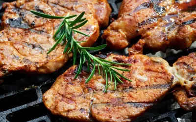 Soczyste plastry karkówki na grillu, pachnące rozmarynem. Idealna marynata do karkówki na grilla sprawia, że mięso jest kruche i aromatyczne.