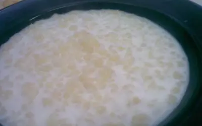 Ciepłe zacierki na mleku, gotowe do podania. Pyszne, domowe danie.