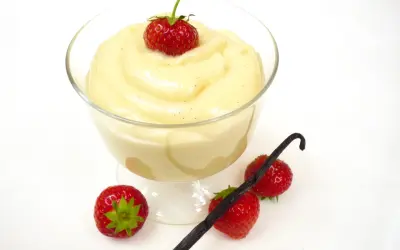 Cremiger Vanillepudding, frisch zubereitet, mit Erdbeeren und Vanilleschote garniert. So einfach ist pudding selber machen!