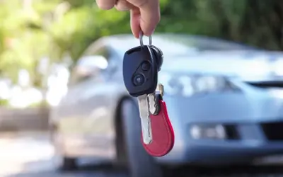 Kluczyki samochodowe wiszą na palcu. Czy to objawy uszkodzonego immobilizera? Auto nie odpala.