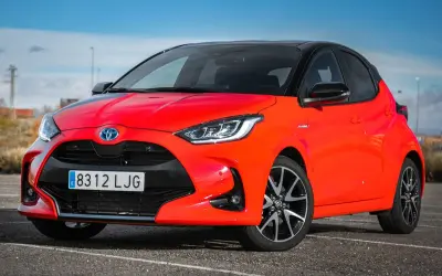 Toyota Yaris rojo, con un diseño deportivo que evoca la fuerza de los caballos salvajes.