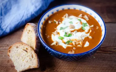 Aksamitna pasta z bakłażana, udekorowana śmietaną i orzechami, podana z chrupiącym pieczywem.