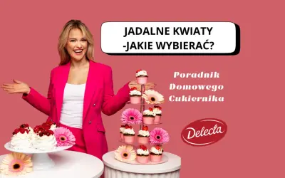 Kobieta w różowej marynarce prezentuje tort i babeczki ozdobione jadalnymi kwiatami.