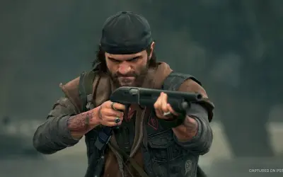 Deacon St. John z Days Gone Remastered celuje z strzelby w deszczu, gotowy na walkę.