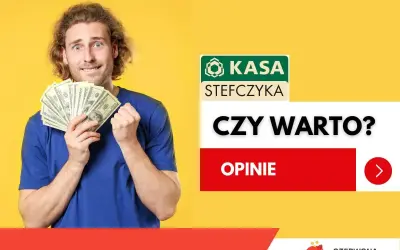 Mężczyzna z zaskoczoną miną trzyma wachlarz banknotów dolarowych na żółtym tle.