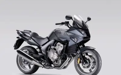 Szary motocykl Honda CBF 600, zgrabny i sportowy, idealny dla osób szukających komfortu i odpowiedniej wysokości siedzenia.