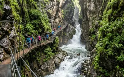Sentiero sospeso tra le rocce e la vegetazione lussureggiante, con cascate fragorose che scendono nel **orrido di Bellano**.