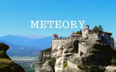 Niesamowite klasztory Meteory w Grecji, wznoszące się na skalnych kolumnach. Widok zapiera dech w piersiach.
