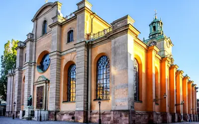 St. Nicholas' Church, Stockholm Cathedral, med sin imponerande fasad och torn, badar i solljus.