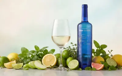 Orzeźwiające, kwaśne wino Mar de Ons Albariño, otoczone cytrusami, jabłkami i ziołami, zapowiada letnie orzeźwienie.