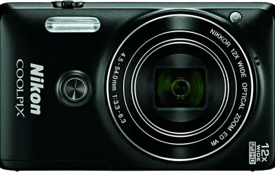 Czarny aparat Nikon Coolpix z obiektywem NIKKOR 12x. Idealny do uchwycenia wspomnień dzięki funkcji SnapBridge.
