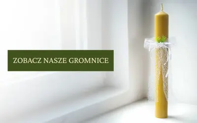 Piękna, prawdziwa gromnica ozdobiona białymi wstążkami i zielonymi gałązkami, gotowa na uroczystość.
