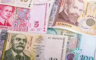 Bułgarskie lewy, czyli jaką walutę ma Bułgaria. Widoczne banknoty o nominałach 5, 10, 50 i 100 lewów.