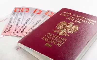 Polski paszport i kilka dowodów osobistych. Czy do Finlandii potrzebny jest paszport? Tak, jeśli nie jesteś obywatelem UE.