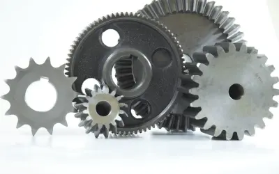 Zestaw kół zębatych, w tym jedno z widoczną średnicą podziałową koła zębatego, gotowe do pracy w mechanizmie.