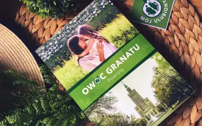 Książka "Owoc granatu. Powroty" Marii Paszyńskiej z córką na okładce, obok naklejka z owocem granatu.