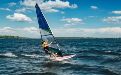 Nauka windsurfingu: Podstawy w tydzień, ślizg w sezon!