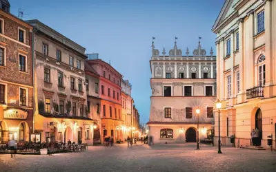 Lublin nietypowe atrakcje: Rynek w blasku latarni, z kamienicami i kawiarniami. Wieczorny spacer po Starym Mieście.