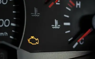Kontrolka silnika świeci się, sugerując problem. Dowiedz się, jak skasować błąd check engine bez komputera.