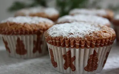Pepparkaksmuffins recept: Nybakade muffins med pepparkakssmak, pudrade med florsocker och dekorerade med pepparkaksfigurer.