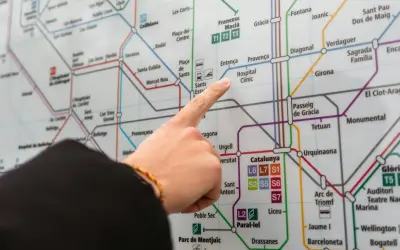 Palec wskazuje na mapę metra, szukając drogi z lotniska Barcelona.