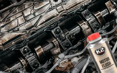 Zanieczyszczony silnik diesla i butelka K2 Motor Flush – najlepsza płukanka do silnika diesla, która przywróci mu czystość i moc.