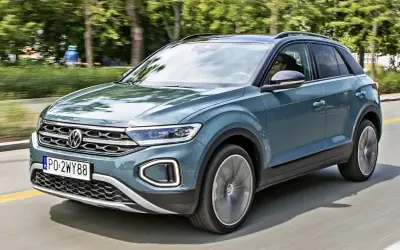 Niebieski Volkswagen T-Roc w ruchu ulicznym. Sprawdź aktualną volkswagen t-roc cena i wybierz swój wymarzony SUV.
