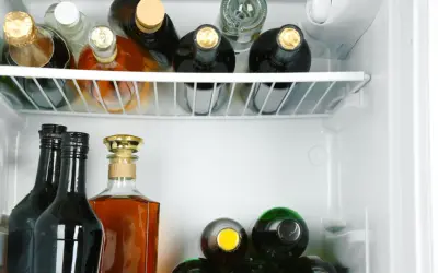 Wódka w lodówce, gotowa do podania. Ile lat może stać wódka? Bezterminowo, jeśli jest dobrze przechowywana.