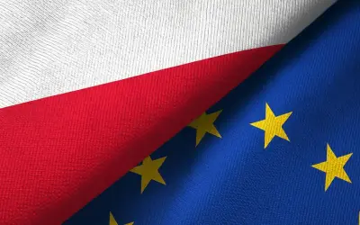 Flagi Polski i Unii Europejskiej. Bezpieczna pożyczka dla obywateli UE.