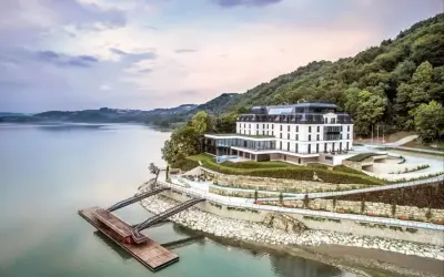 Elegancki hotel nad jeziorem, idealny na romantyczne miejsca w Polsce. Widok z lotu ptaka na architekturę i naturę.