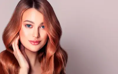 Donna con capelli ramati luminosi, un esempio perfetto di tonalità rosso capelli tabella.