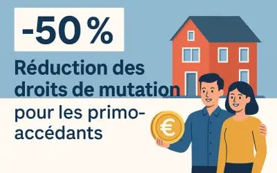 Réduction de 50% des droits de mutation immobilière pour les primo-accédants, symbolisée par un couple heureux tenant une pièce d'euro devant une maison.