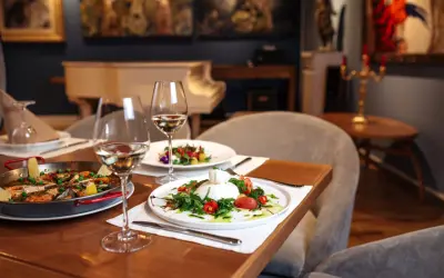 Un dîner romantique dans un restaurant sur Tours. Paella et burrata fraîchement préparées, accompagnées de vin blanc.