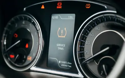 Na desce rozdzielczej świeci się kontrolka ciśnienia opon (TPMS), informując o konieczności serwisu.