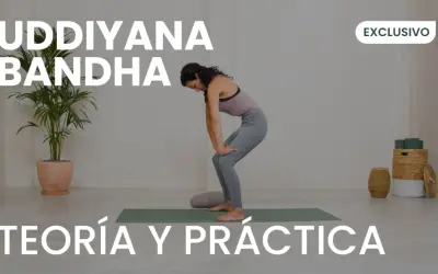 Mujer en postura de yoga, aprendiendo los **uddiyana bandha beneficios**. Texto "Teoría y Práctica" y "Exclusivo".