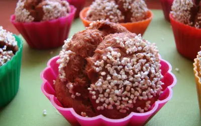 Pyszne muffinki bananowe w kolorowych foremkach, posypane chrupiącymi perełkami. Idealne na deser!