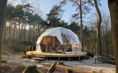 Domek w lesie, idealny na glamping. To połączenie luksusu i natury, gdzie możesz odpocząć w komfortowych warunkach.