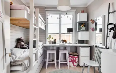 Ein gemütliches kleines Kinderzimmer einrichten mit Etagenbett, Schreibtisch und Spielzeug.